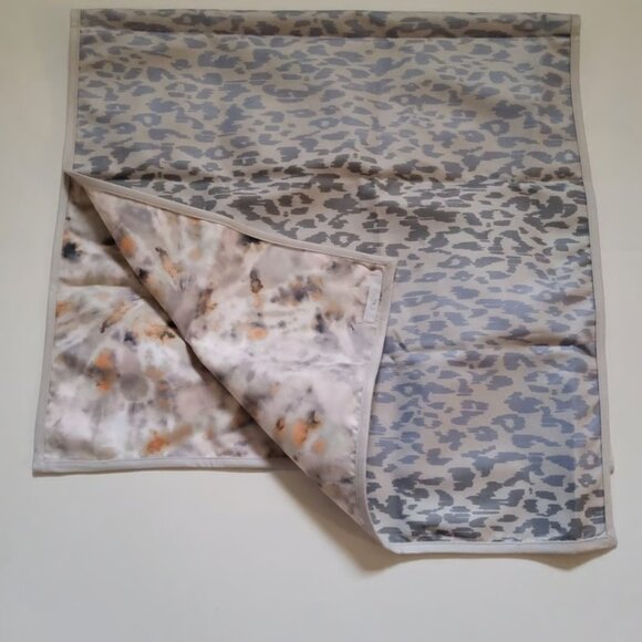 JOHNNY WAS  Calme Small Natural Tie Dye Towel 39x20 NWT - Picture 6 of 7